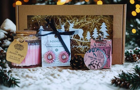 Kalėdinė dovanų dėžutė moteriai – auskarai, sojų žvakė ir lūpų balzamas